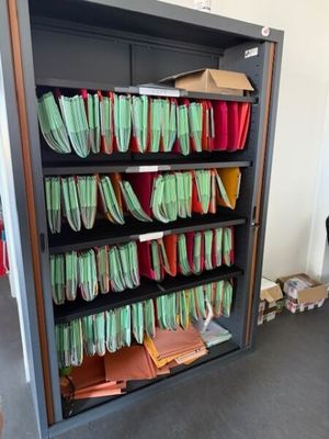 de nombreux dossiers sur les étagères de la pièce