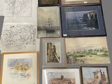 plusieurs tableaux et dessins, encadrés ou non, posés sur une table