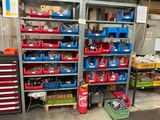 de nombreux types d'outils différents sur les étagères du garage