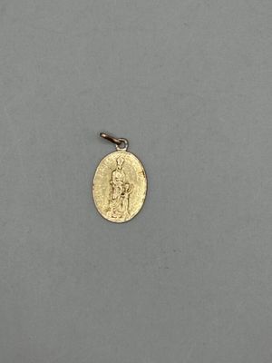 gros plan d'une pièce d'or sur une surface grise