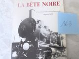 un livre sur lequel est représenté un train, posé sur une table