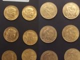 quelques pièces d'or sont posées sur une surface noire, accompagnées d'une étiquette indiquant leur prix
