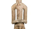 statue d'un homme assis sur un socle, les mains posées sur les genoux