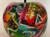 une pomme dans laquelle se trouve beaucoup d'argent
