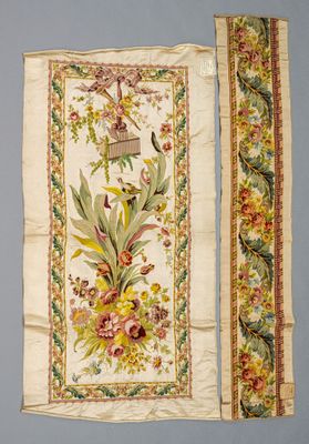 deux morceaux de tissu brodés représentant des fleurs et des oiseaux