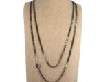 gros plan d'un mannequin portant un collier