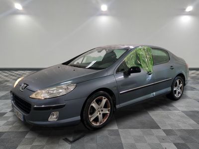 une photo d'une voiture recouverte de film plastique