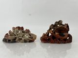 deux petites figurines posées sur une table