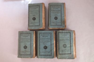 six vieux livres sont empilés les uns sur les autres