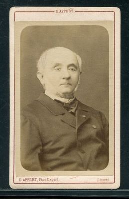 une vieille photo en noir et blanc représentant un homme en costume et nœud papillon