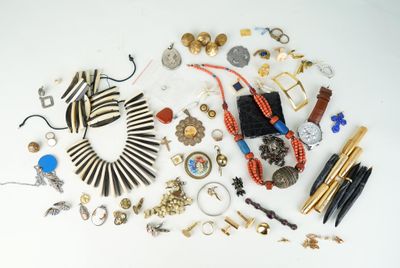 de nombreux bijoux posés sur une table avec un fond blanc