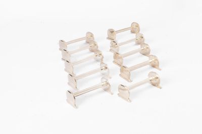 deux paires de boucles d'oreilles plaquées argent sur fond blanc