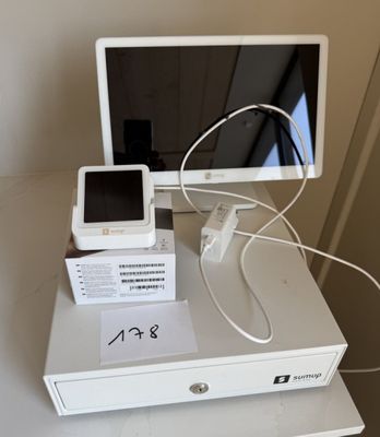 un écran d'ordinateur et un téléphone portable posés sur un bureau