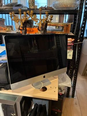 une télévision posée sur une étagère dans une pièce