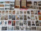 beaucoup de vieilles cartes postales sur la table