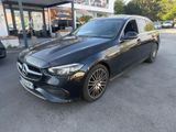 une Mercedes Classe S noire garée devant un immeuble