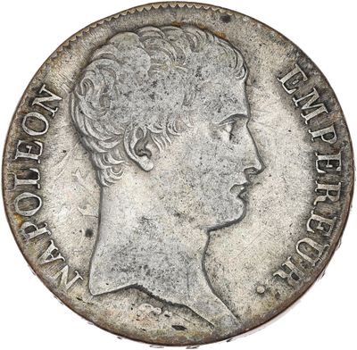 gros plan d'une pièce de monnaie sur laquelle figure un visage de femme