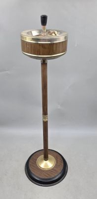 une photo d'une petite table en bois sur laquelle se trouve une horloge