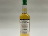 une bouteille de whisky posée sur une table blanche
