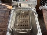 une friteuse posée sur une table dans une cuisine