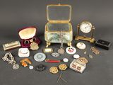 un grand nombre d'objets posés sur une table