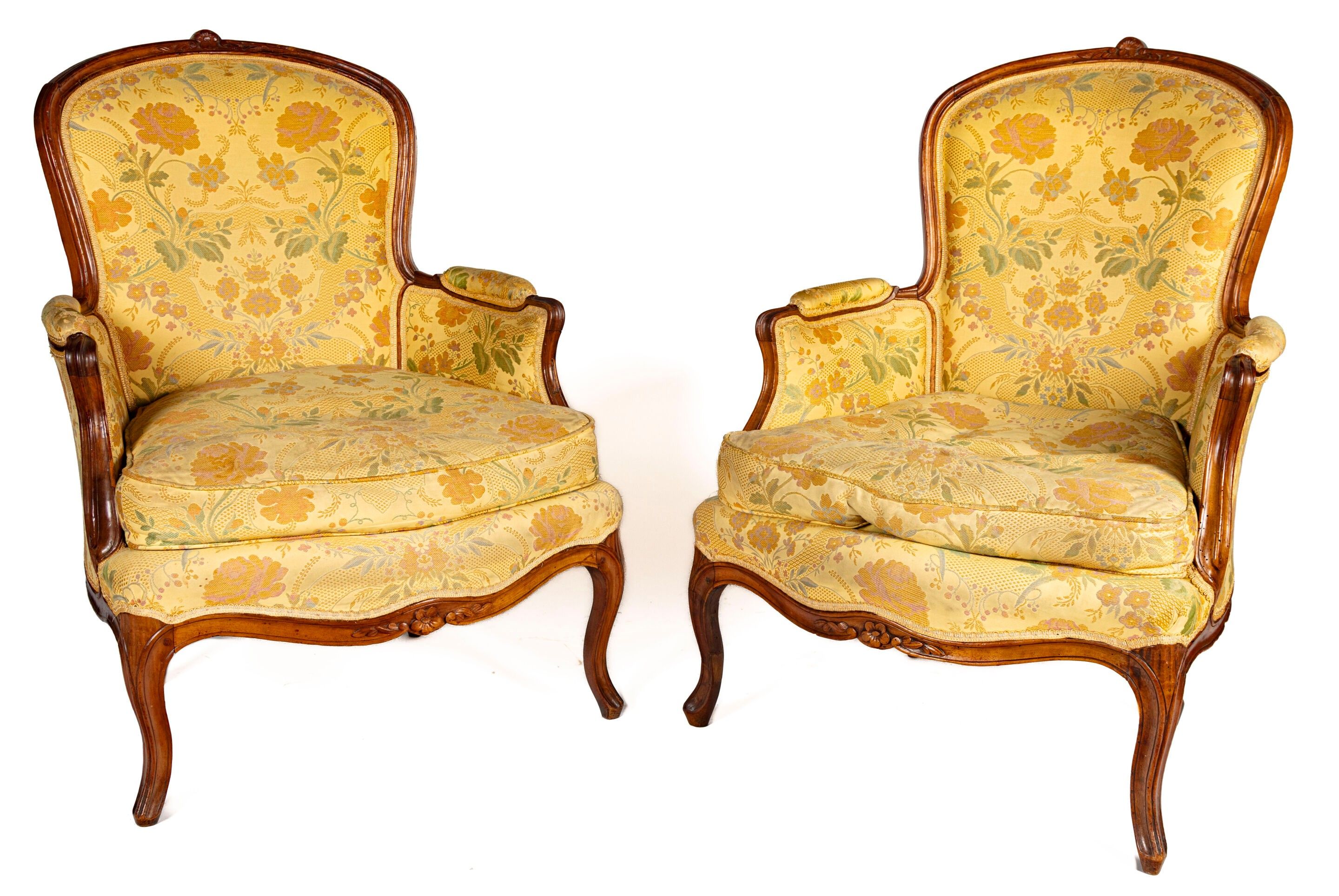 Paire de bergères en bois naturel, garniture de tissu jaune …