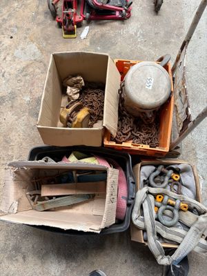 Plusieurs caisses d'outils sont posées par terre les unes à côté des autres.