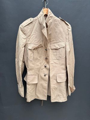 l'image d'une veste suspendue à un cintre sur un mur