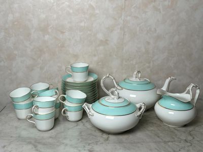 un grand nombre de tasses à thé et de soucoupes posées sur une table