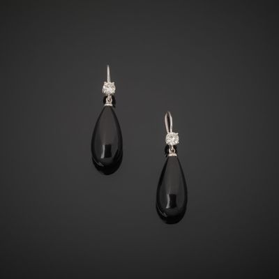 une paire de boucles d'oreilles en diamant noir et blanc