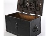 un vieux coffre noir muni d'un cadenas