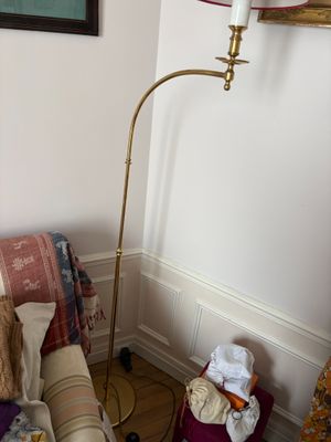 une photo d'un salon avec un canapé et une lampe