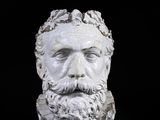 buste en marbre représentant un homme barbu et moustachu