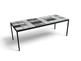La table noire et blanche est ornée d'un motif en damier.