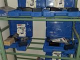 de nombreuses boîtes bleues sur les étagères de la pièce