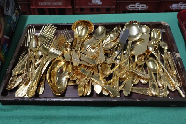 Partie de ménagère en métal doré marqué 23/24 carat Hatvergoldet