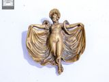 figurine en laiton représentant une femme tenant un bébé dans ses bras