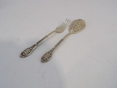deux fourchettes et une cuillère posées sur une surface blanche