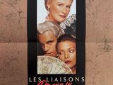 L'affiche du film « Les Liaisons » est accrochée au mur.