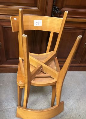 une chaise en bois sur laquelle est accrochée une étiquette de prix