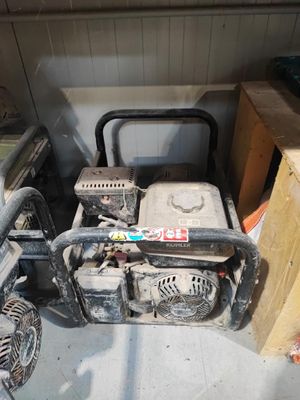 un petit moteur posé dans un garage à côté d'un ventilateur