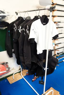 un portant avec des vêtements dessus dans une pièce