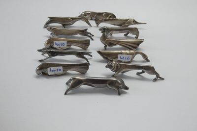 six figurines de chiens plaquées argent sur un fond blanc