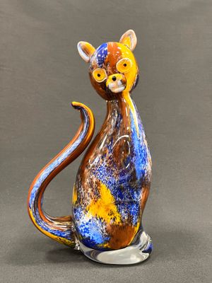 une figurine de chat colorée posée sur une table