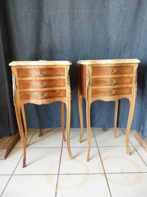 paire de tables de chevet anciennes de style français avec plateau en marbre