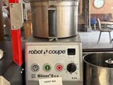 un robot posé sur un comptoir