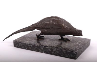 statue d'un faisan sur un socle en marbre sur fond blanc