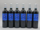 six bouteilles de vin rouge sont alignées