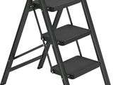 un tabouret noir à trois marches