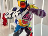 une figurine représentant un snowboardeur posée sur une table en verre